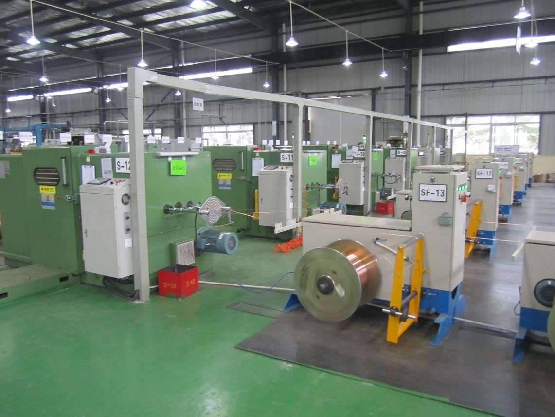 Línea de producción automatizada de máquinas esmaltadoras en funcionamiento